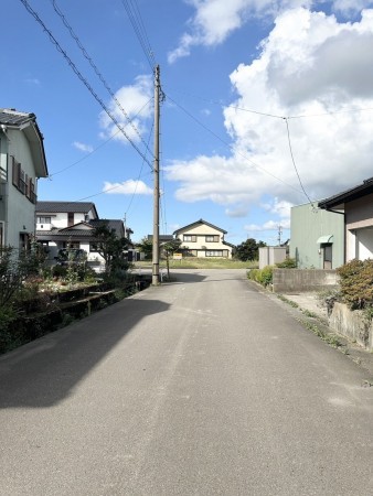 坂井市丸岡町猪爪、中古一戸建ての前面道路を含む現地写真画像です