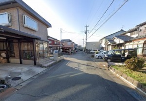 福井市南四ツ居町、中古一戸建ての前面道路を含む現地写真画像です