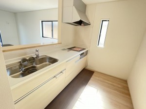 福井市八重巻中町、新築一戸建てのキッチン画像です
