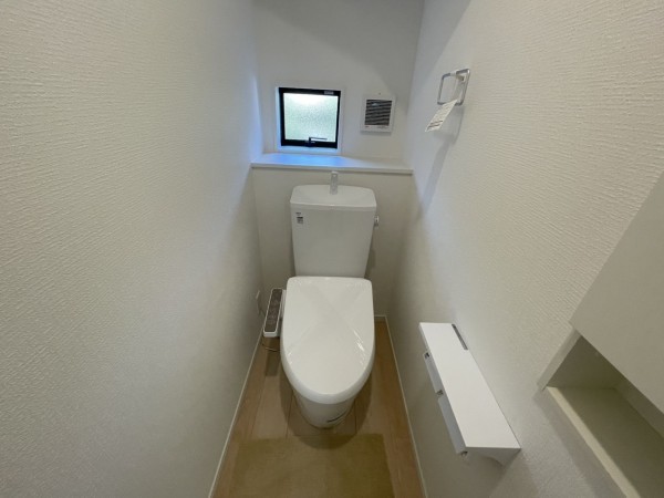 福井市八重巻中町、新築一戸建てのトイレ画像です