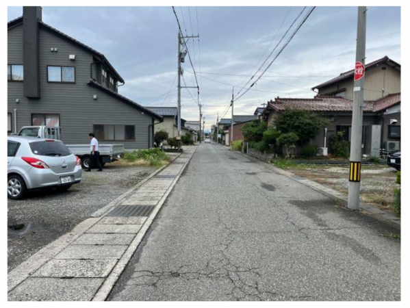 坂井市春江町江留上大和、新築一戸建ての前面道路を含む現地写真画像です