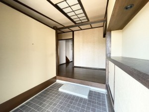 坂井市春江町境、中古一戸建ての玄関画像です