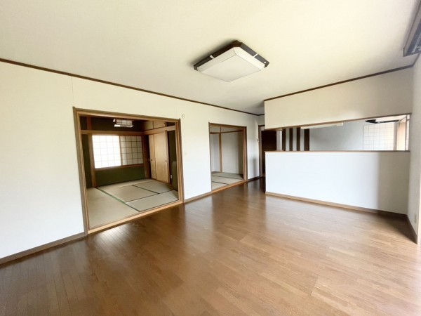 坂井市春江町境、中古一戸建ての居間画像です