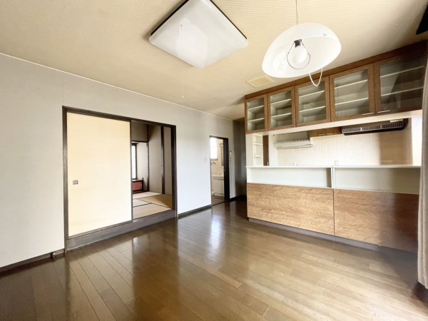 坂井市春江町境、中古一戸建ての居間画像です