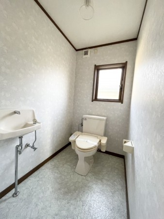 坂井市春江町境、中古一戸建てのトイレ画像です