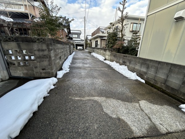 福井市高木町、中古一戸建ての前面道路を含む現地写真画像です