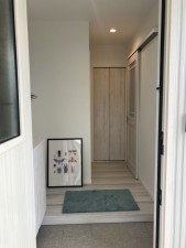 福井市高柳、新築一戸建ての玄関画像です