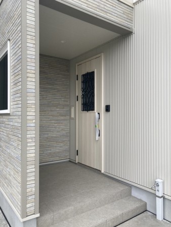 福井市高柳、新築一戸建ての玄関画像です