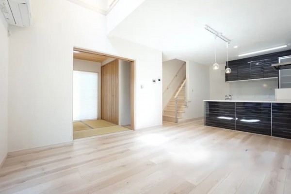 福井市灯明寺、中古一戸建ての居間画像です