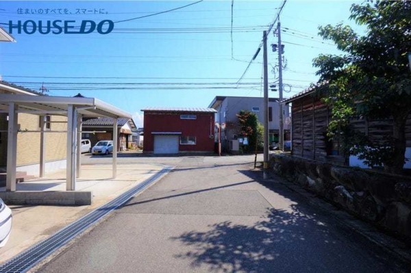 福井市開発、中古一戸建ての前面道路を含む現地写真画像です