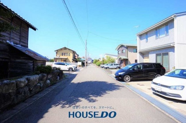 福井市開発、中古一戸建ての前面道路を含む現地写真画像です