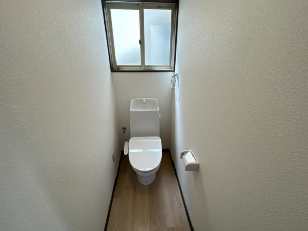 福井市照手、中古一戸建てのトイレ画像です