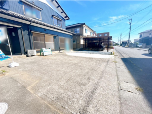 福井市四十谷町、中古一戸建ての駐車場画像です
