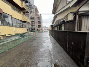 福井市文京、中古一戸建ての前面道路を含む現地写真画像です