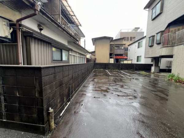 福井市文京、中古一戸建ての駐車場画像です