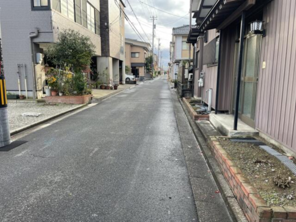 福井市月見、土地の前面道路を含む現地写真画像です