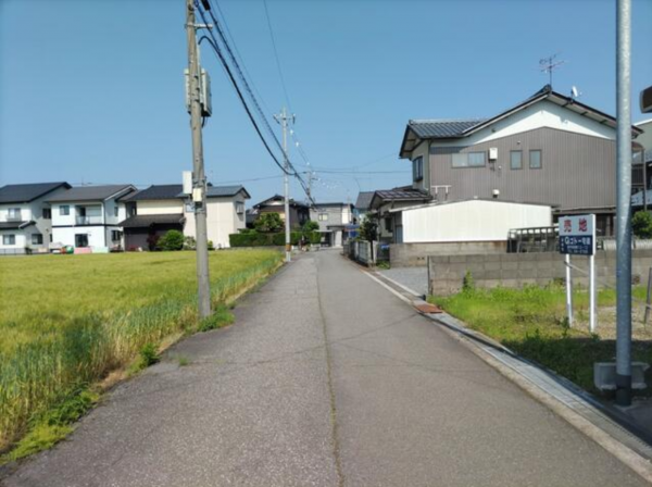 福井市北今泉町、土地の前面道路を含む現地写真画像です