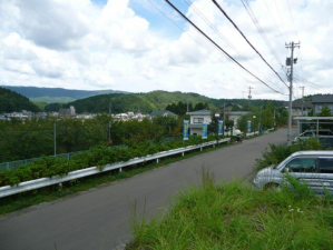 福井市志津が丘、土地の前面道路を含む現地写真画像です