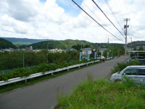 福井市志津が丘、土地の前面道路を含む現地写真画像です