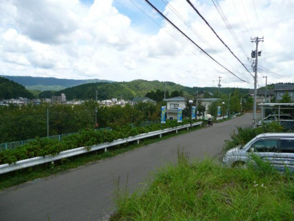 福井市志津が丘、土地の前面道路を含む現地写真画像です