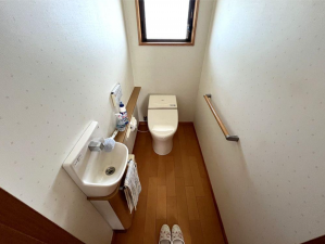 福井市糸崎町、中古一戸建てのトイレ画像です