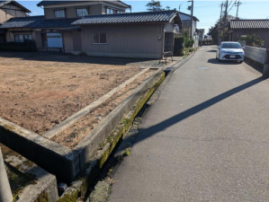 坂井市丸岡町一本田、土地の前面道路を含む現地写真画像です