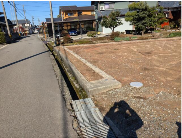 坂井市丸岡町一本田、土地の前面道路を含む現地写真画像です