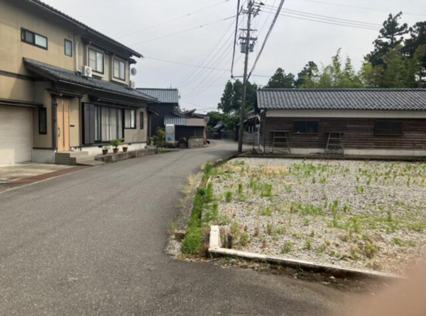 坂井市丸岡町長畝、土地の前面道路を含む現地写真画像です