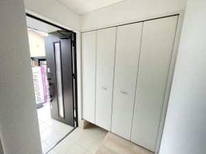 福井市桃園、新築一戸建ての玄関画像です