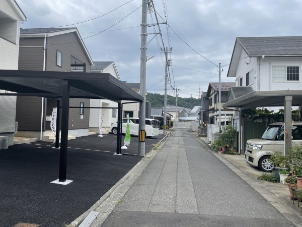 福井市桃園、新築一戸建ての前面道路を含む現地写真画像です