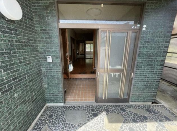 福井市新田塚、中古一戸建ての玄関画像です