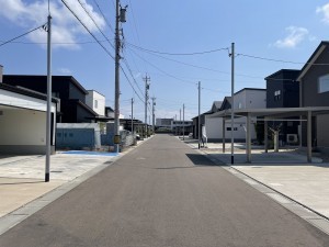 坂井市春江町為国、中古一戸建ての前面道路を含む現地写真画像です