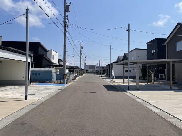 坂井市春江町為国、中古一戸建ての前面道路を含む現地写真画像です