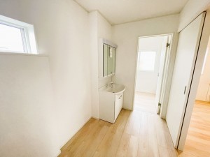 坂井市丸岡町城北、新築一戸建ての洗面画像です