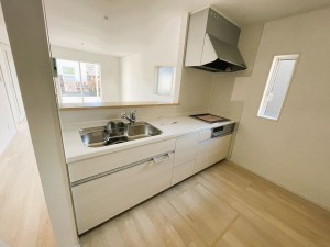 鯖江市神中町、新築一戸建てのキッチン画像です