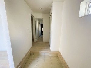 鯖江市神中町、新築一戸建ての玄関画像です