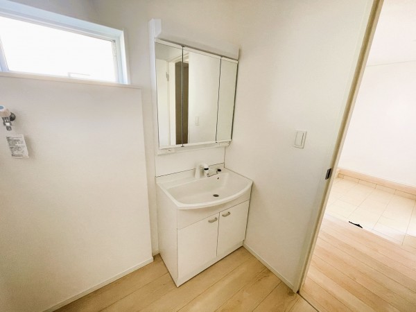 鯖江市神中町、新築一戸建ての洗面画像です