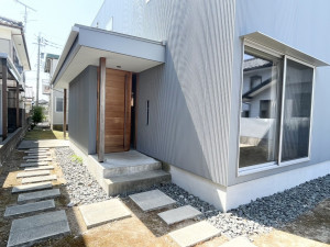 福井市月見、中古一戸建ての玄関画像です