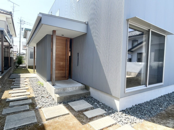 福井市月見、中古一戸建ての玄関画像です