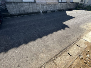 福井市新田塚、土地の前面道路を含む現地写真画像です