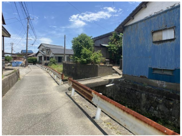 いすみ市大原、中古一戸建ての前面道路を含む現地写真画像です