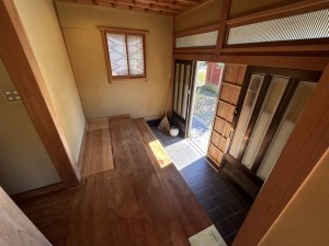 勝浦市大沢、中古一戸建ての玄関画像です