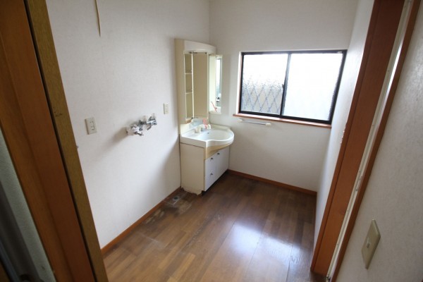 勝浦市串浜、中古一戸建ての洗面画像です