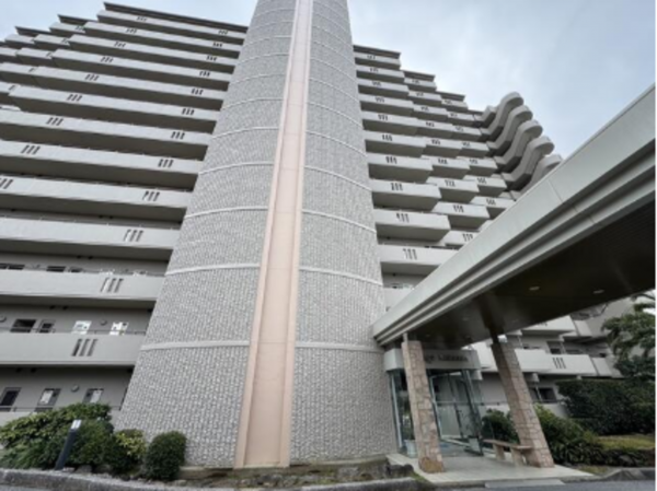 勝浦市沢倉、マンションの外観画像です