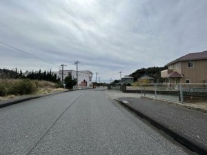 夷隅郡御宿町六軒町、土地の前面道路を含む現地写真画像です