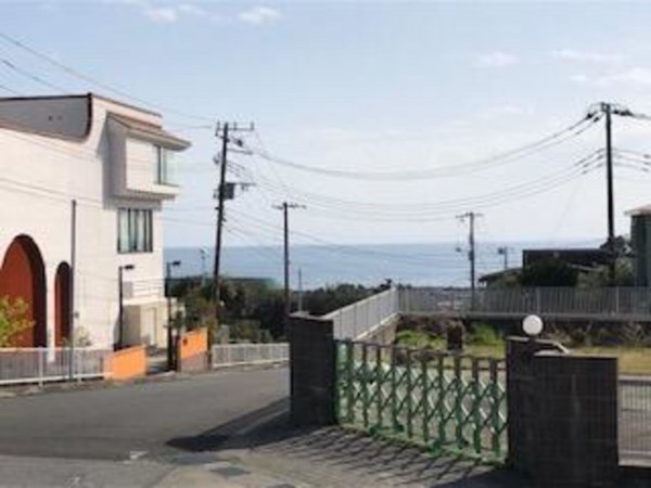 夷隅郡御宿町六軒町、土地の前面道路を含む現地写真画像です
