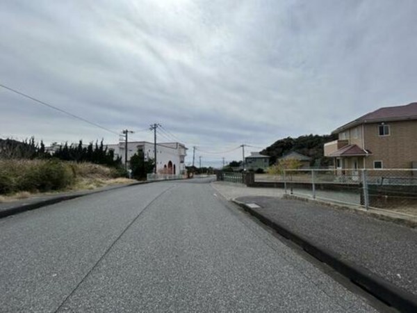 夷隅郡御宿町六軒町、土地の前面道路を含む現地写真画像です