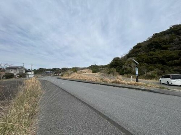 夷隅郡御宿町六軒町、土地の前面道路を含む現地写真画像です