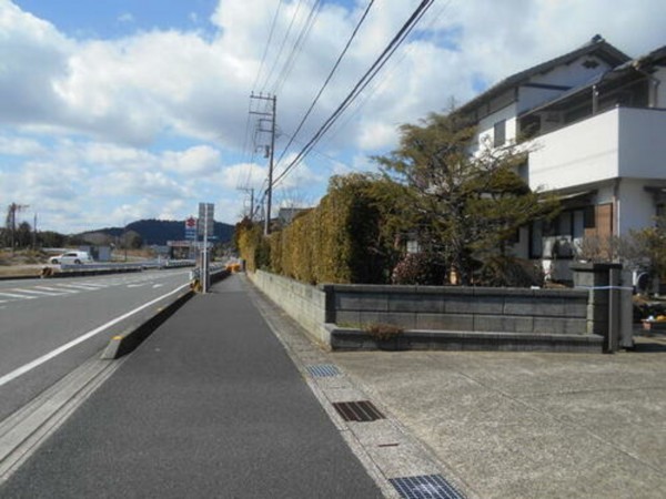 いすみ市新田、中古一戸建ての前面道路を含む現地写真画像です