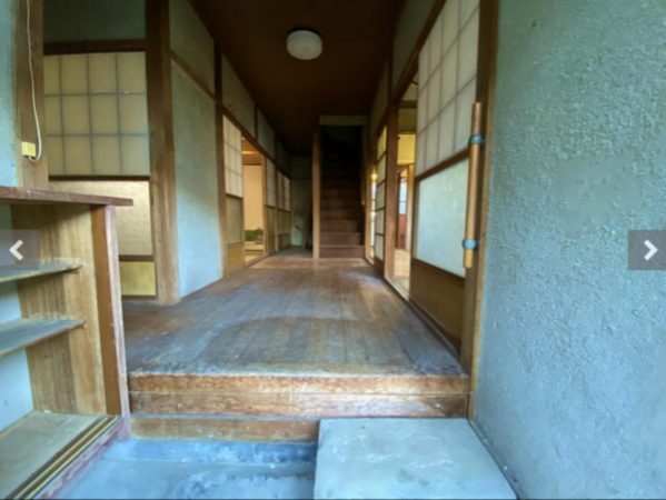 勝浦市浜行川、中古一戸建ての玄関画像です